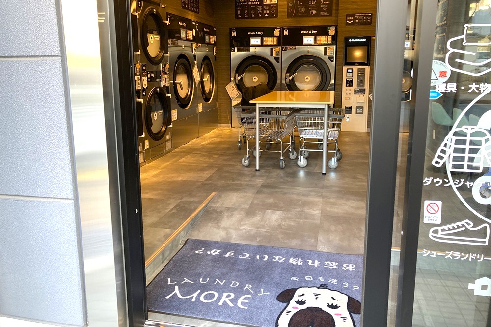 LAUNDRY MORE東神田店の入口マット