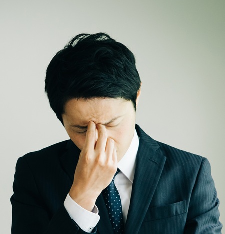 悩む男性